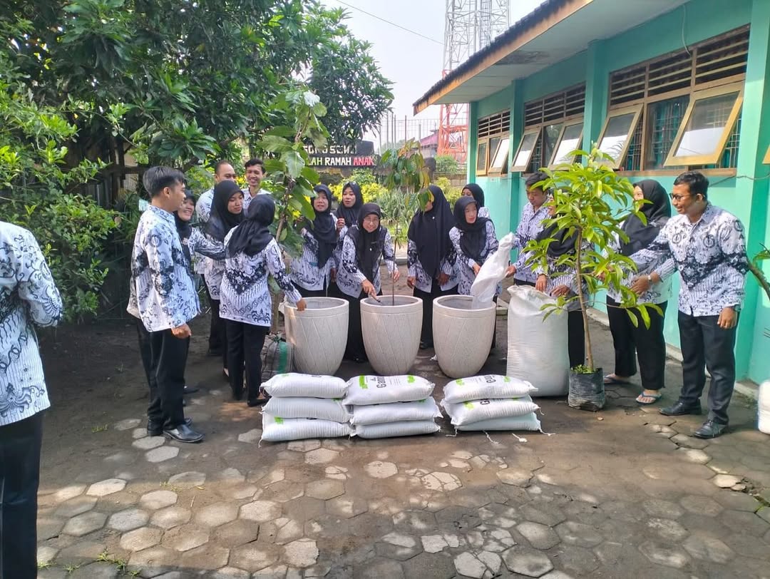 Memperingati Hari Guru SD Sonosewu Melaksanakan Penanaman Pohon 